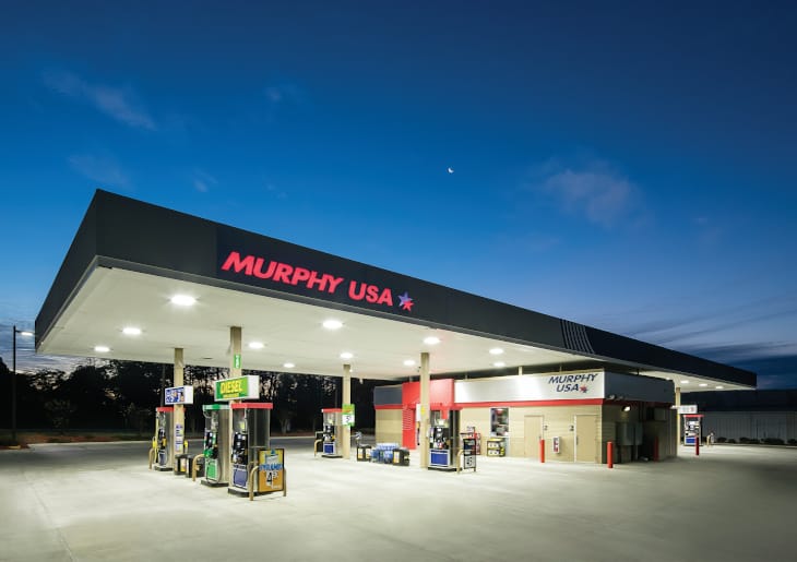A murphy usa gas station at dusk with clear skies and bright lighting.